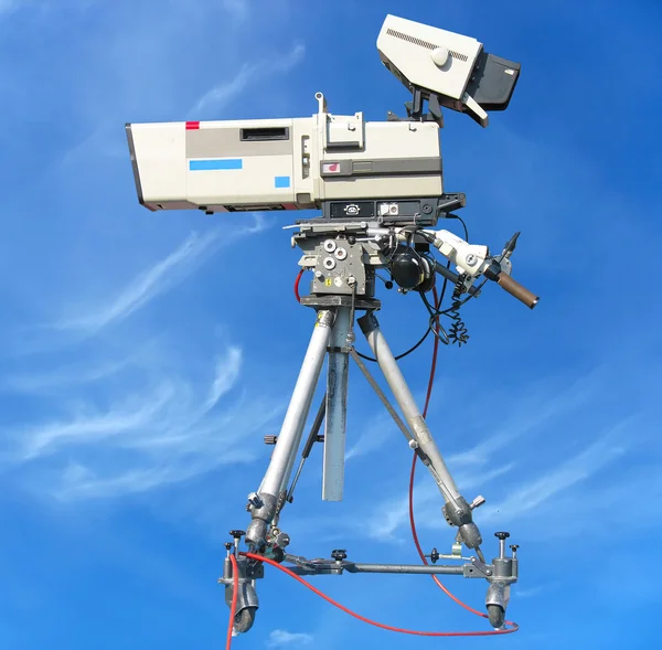 TV Estudio profesional cámara de vídeo digital en el cielo azul —  Fotos de Stock