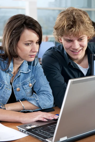 Two students cooperating — Stock Photo, Image