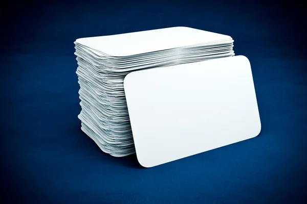 파란색 배경에 렌더링 3d 비즈니스 카드 — 스톡 사진