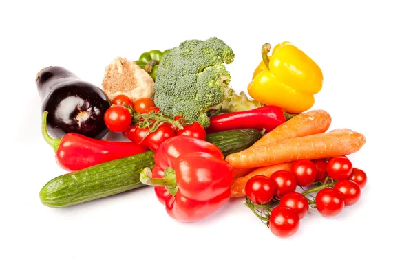 Färska friska grönsaker på vit bakgrund — Stockfoto
