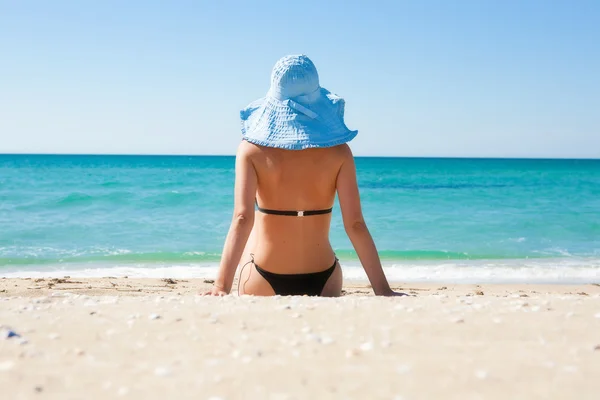 Dívka na pláži, klobouk — Stock fotografie
