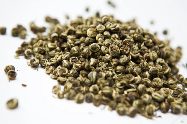 Folhas de chá verde em um fundo branco — Fotografia de Stock