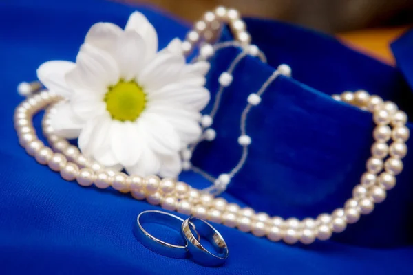 Anéis de casamento e flor — Fotografia de Stock