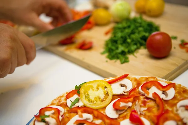 Pizza elkészítése — Stock Fotó