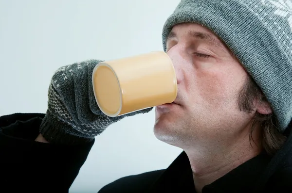 Człowiek do picia herbaty — Zdjęcie stockowe