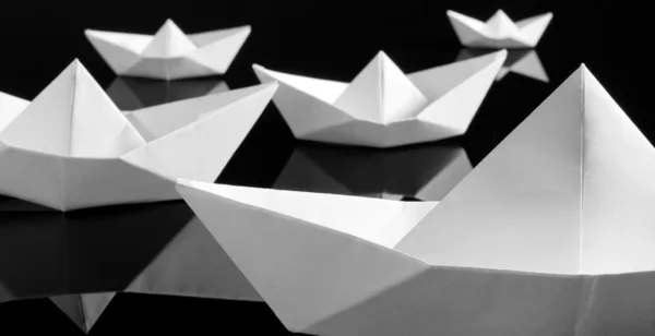 Birçok beyaz kağıt tekneler — Stok fotoğraf
