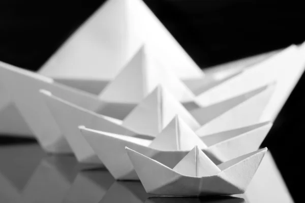 Muitos barcos de papel branco — Fotografia de Stock
