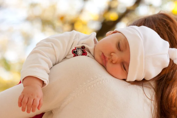 Спящая маленькая девочка на материнском плече — стоковое фото