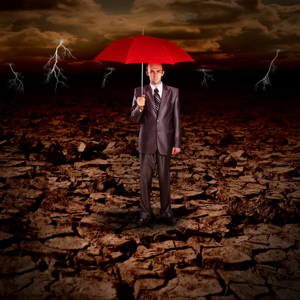 Seriöser Geschäftsmann mit rotem Regenschirm — Stockfoto