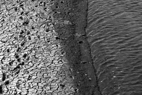 Manzara nehir yakınında kırık toprak — Stok fotoğraf