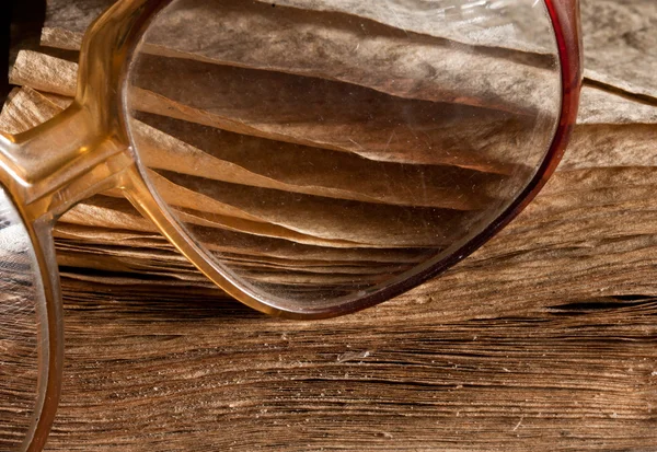 Antike Brille auf altem verwitterten Buch — Stockfoto