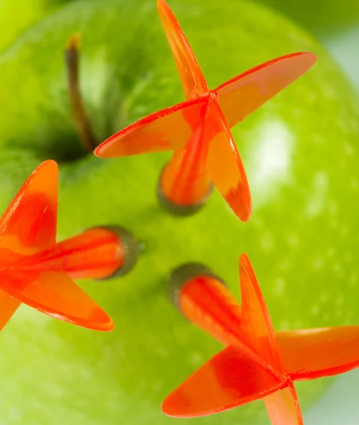 Três dardos em maçã — Fotografia de Stock