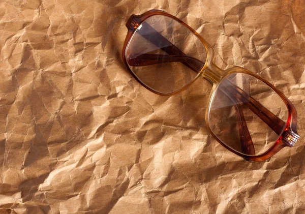 Antike Gläser auf altem zerknittertem Papier — Stockfoto