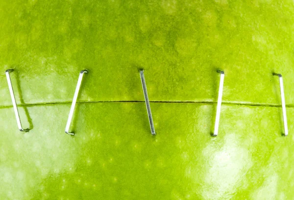 Dua bagian dari apel hijau berstaples bersama-sama — Stok Foto