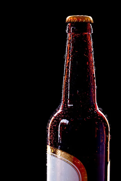 Bovenkant van natte bierfles — Stockfoto