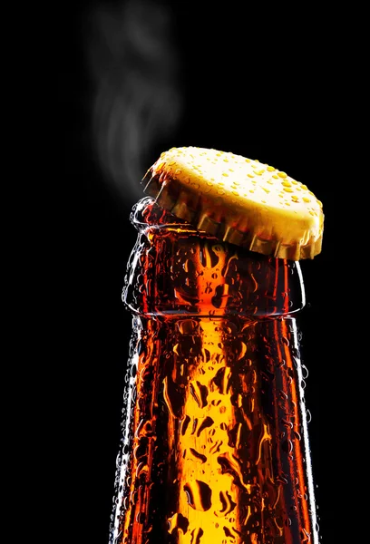 Верх відкритої пляшки з мокрим пивом — стокове фото