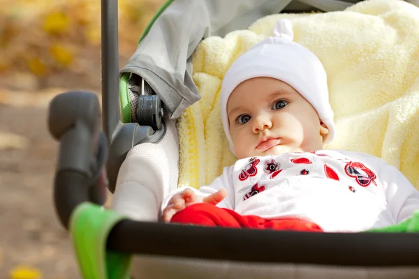 Menina em carrinho de bebé — Fotografia de Stock