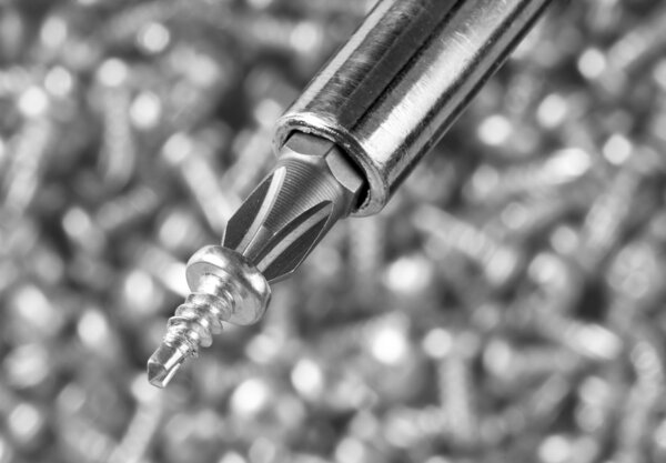 Отвертка и небольшой винт
