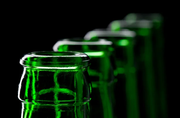 Fila de botellas de cerveza verde abiertas — Foto de Stock
