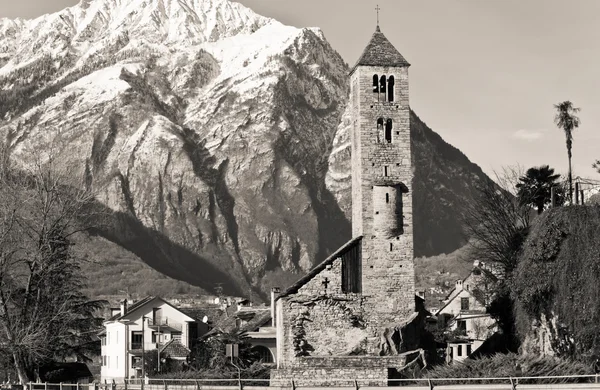 Iglesia antigua y Alpes —  Fotos de Stock