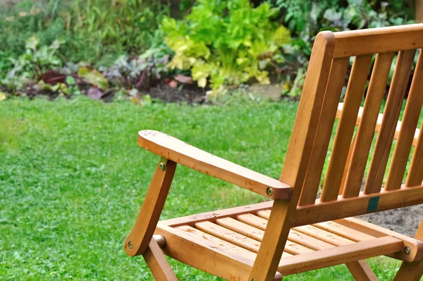 Дерев'яний стілець в саду — стокове фото