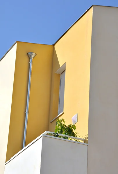 Balkon van een nieuw gebouw — Stockfoto