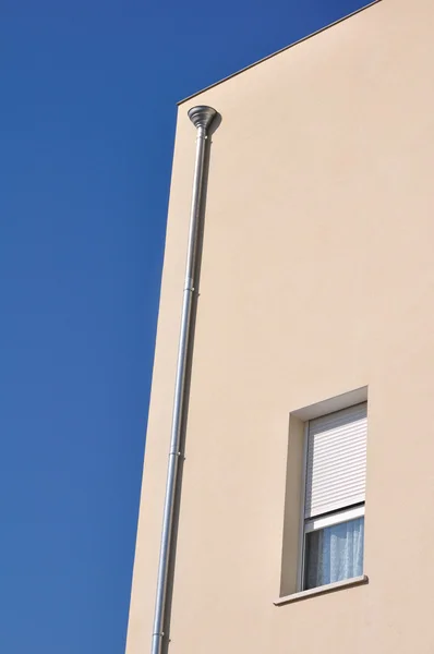 Dachrinne an der Fassade eines Neubaus — Stockfoto