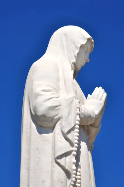 Bir dua temsil eden beyaz heykeli — Stok fotoğraf