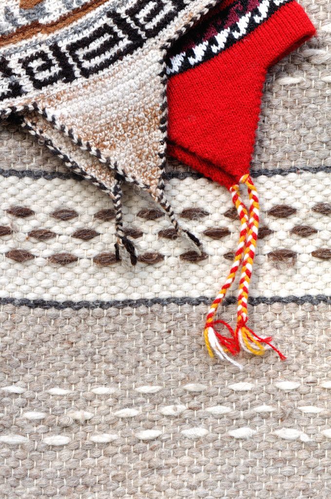 Cappelli peruviani con un pezzo rosso di lana tessuta \u2014 Foto di sanddebeautheil