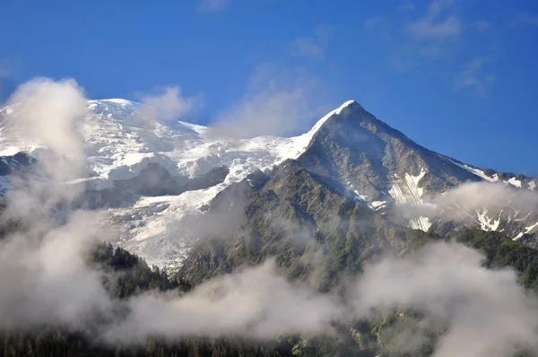 Munții se îndreaptă spre nori — Fotografie, imagine de stoc
