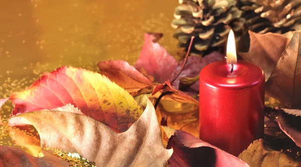 Červená svíčka v Vánoční dekorace — Stock fotografie