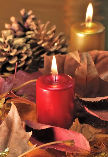 Svíčky červené a zlaté vánoční ozdoby — Stock fotografie