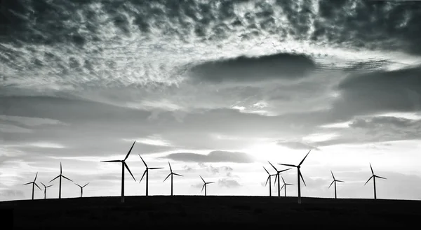 Větrné turbíny proti dramatické mraky — Stock fotografie