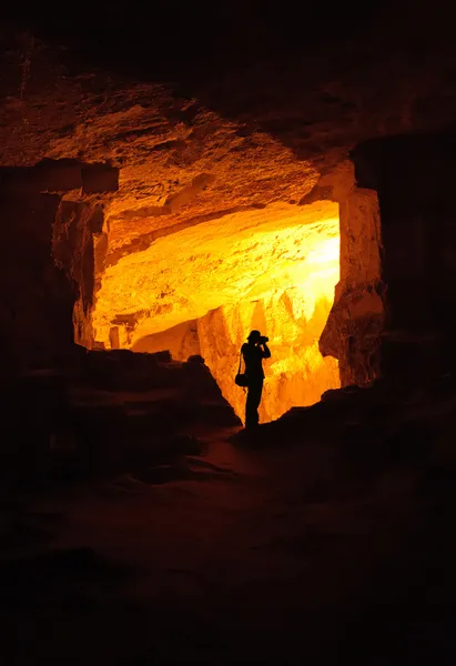 Silueta de fotógrafo en una cueva — Foto de Stock