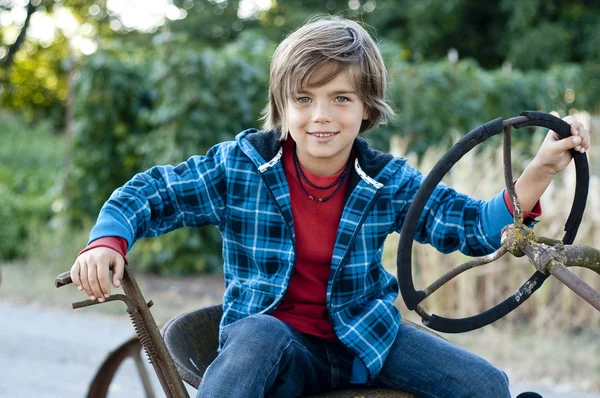 Мальчик с трактором — стоковое фото