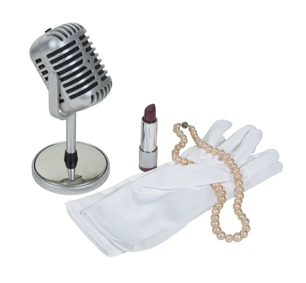 Mikrofon mit weißen Handschuhen, Perlen und Lippenstift — Stockfoto