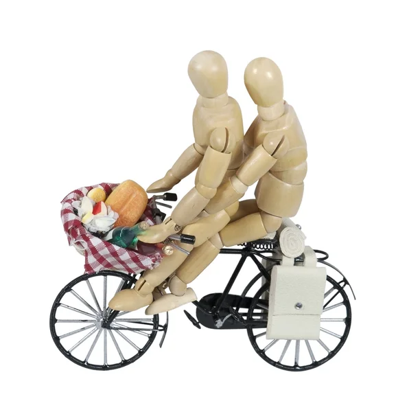 Deux sur un vélo avec un pique-nique dans un panier — Photo