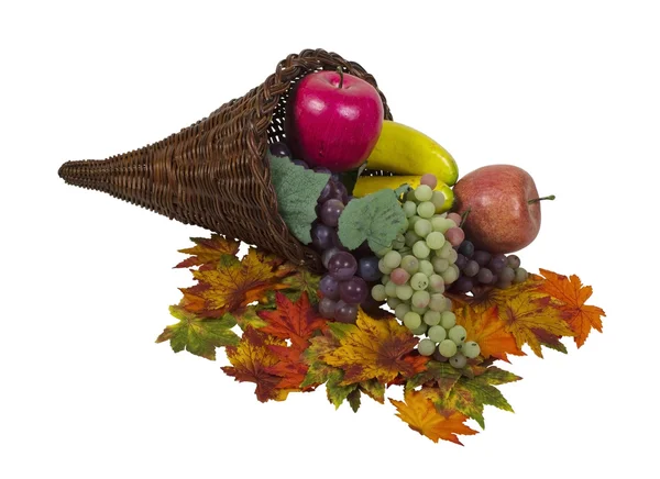 Осенний рог изобилия с цветными фруктами и листьями — стоковое фото