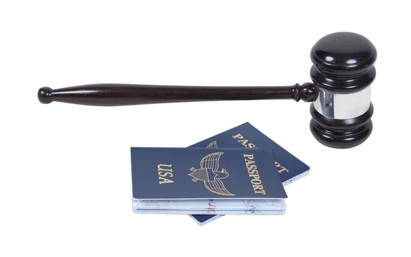 Молоток и паспорта — стоковое фото