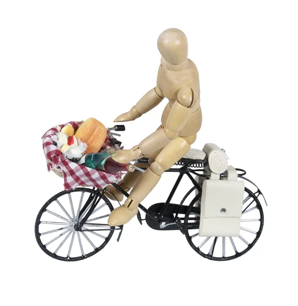 Montar en bicicleta con cesta de comida — Foto de Stock