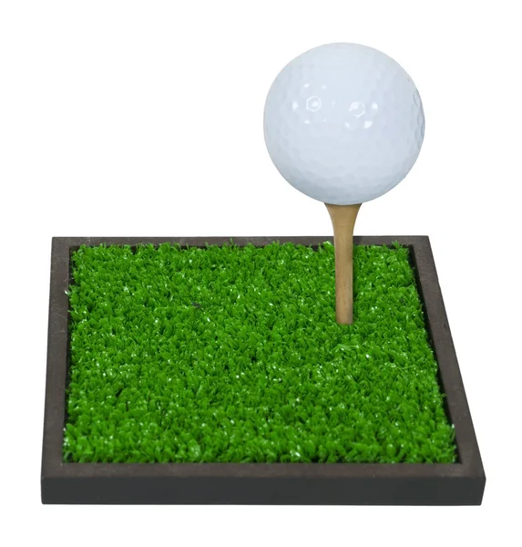 Bola de golfe em um T na grama verde — Fotografia de Stock