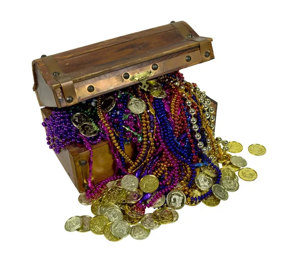 Korsan hazinesi ile renkli kolyeler ve altın sikkeler — Stok fotoğraf
