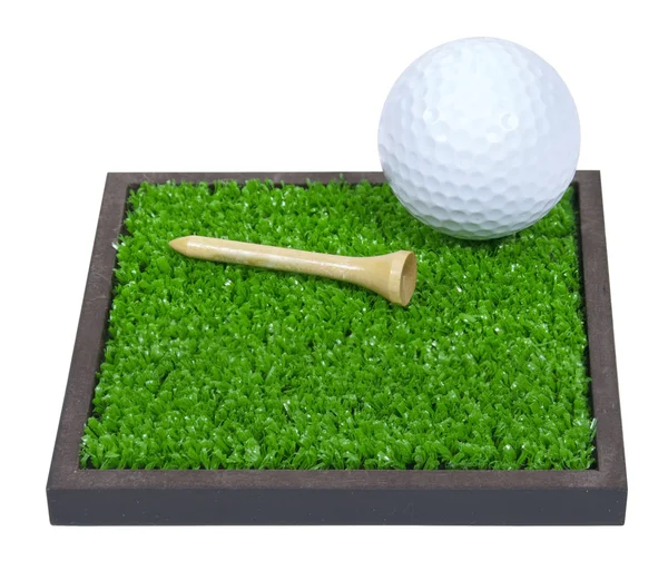 高尔夫球场球和三通躺在草地上 — 图库照片