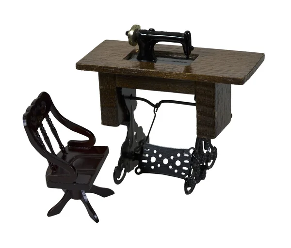Швейная машина и стул — стоковое фото