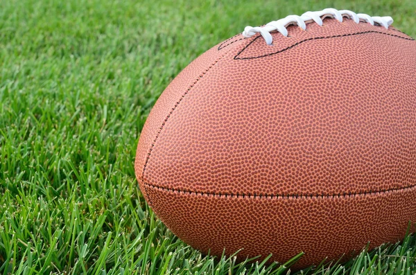 Close-up van een american football op grasveld — Stockfoto