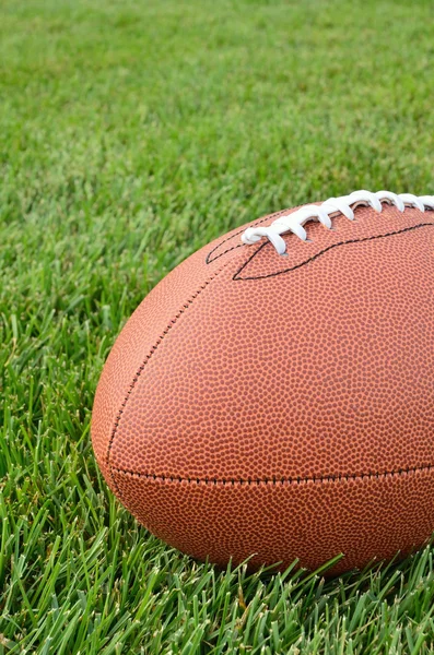Nahaufnahme eines American Football auf dem Rasenplatz — Stockfoto
