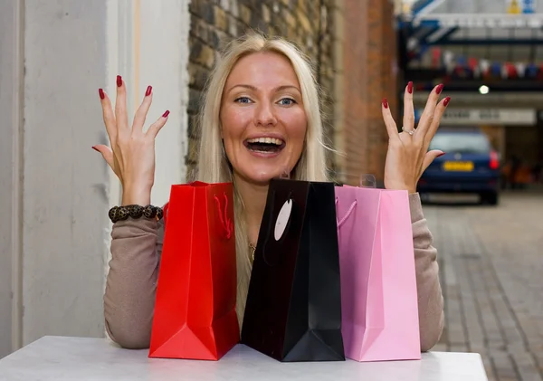 Aufgeregte Frau mit Einkaufstüten. — Stockfoto