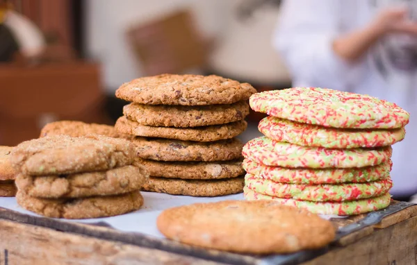 Cookies sur un comptoir dans une boulangerie . — Photo