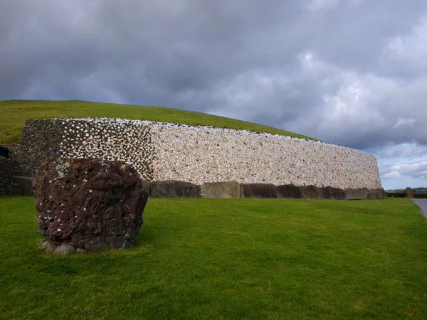 Newgrange con piedra de pie, Irlanda —  Fotos de Stock