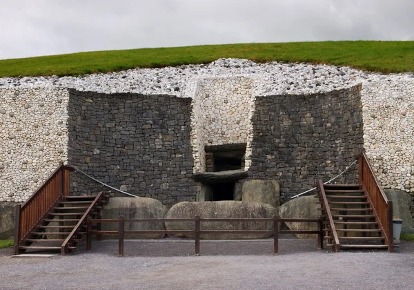 Entrada do túmulo de passagem newgrange — Fotografia de Stock